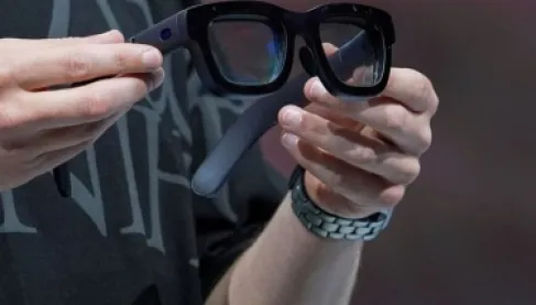 عيون خفية تلاحق النساء.. تقرير يكشف كيف تحولت النظارات الذكية لأداة تحرش رقمية