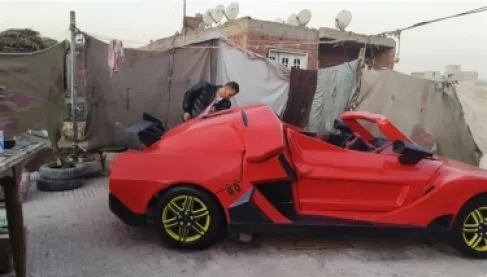 شاب مصري يصنع نسخة لامبورغيني فرعونية فوق سطح منزله - فيديو