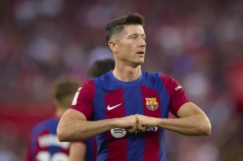 ليفاندوفسكي يحسم مستقبله مع برشلونة في أبريل