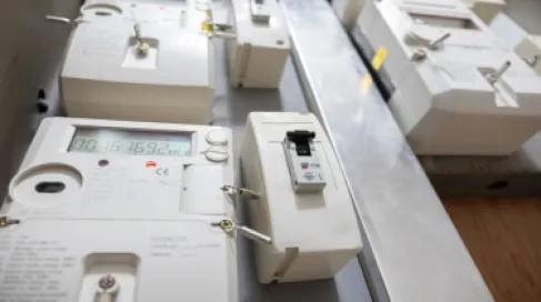 الطاقة النيابية: الانتقال إلى شرائح أعلى وراء ارتفاع بعض فواتير الكهرباء