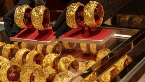سعر الذهب يرتفع مجدداً وسط توترات جيوسياسية واقتصادية