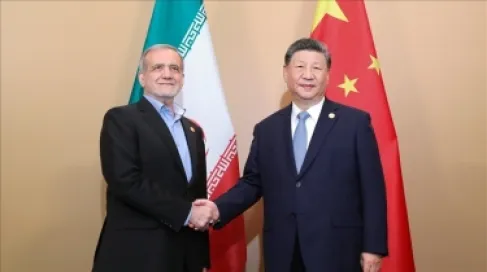 الصين تؤكد أنها تدعم إيران في الدفاع عن مصالحها وترفض التنمّر