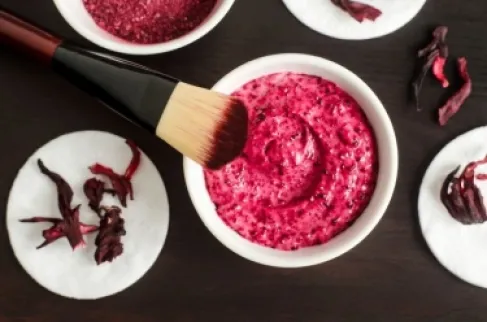 البوتوكس الطبيعي .. كيف تعيد زهرة الكركديه الشباب لبشرتك وشعرك؟