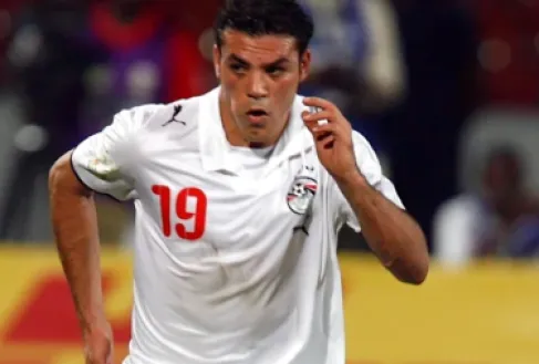 القبض على عمرو زكي في مطار القاهرة لتنفيذ أحكام قضائية