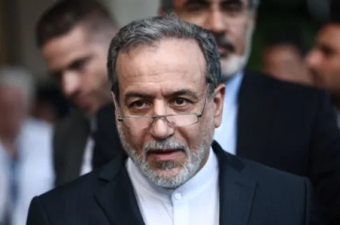 صافحهم ثم حذّرهم.. عراقجي يروي لحظة مفصلية من محادثات مسقط