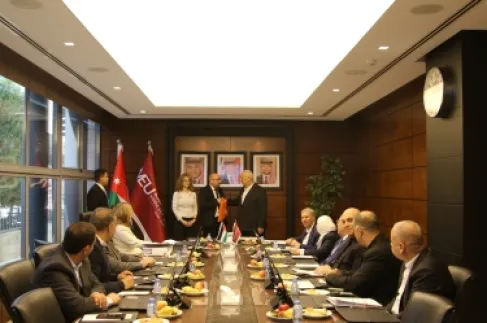 مجلس أمناء “الشرق الأوسط” يكرّم الدكتور أيمن الخطيب لفوزه بجائزة الحسين للأبحاث الاقتصادية