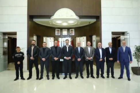 حافلات متطورة من طراز كينغ لونغ تنضم إلى أسطول جامعة الشرق الأوسط