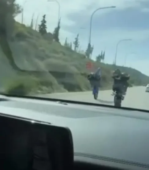 السير تضبط دراجات نارية مارس سائقوها التفحيط والاستعراض