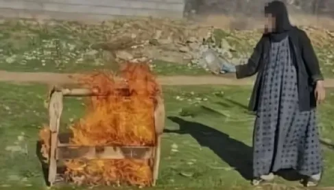 سيدة تحرق مهد أطفالها الستة وتشعل مواقع التواصل.. حقيقة صادمة وراء الصورة