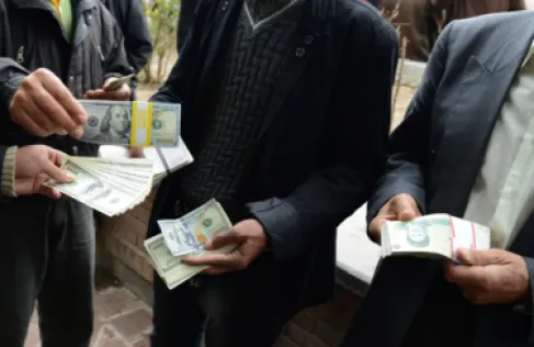 واشنطن تزعم: قادة إيران يهربون ملايين الدولارات بجنون