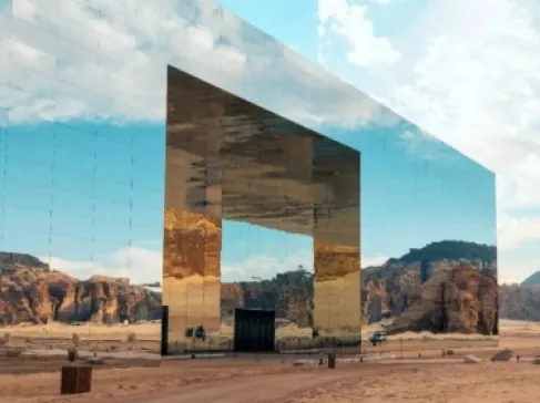 قصة أكبر مبنى مغطى بالمرايا في العالم ..26 مترا فوق الرمال