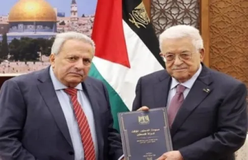 Abbas issues a decision to publish a draft of the interim constitution