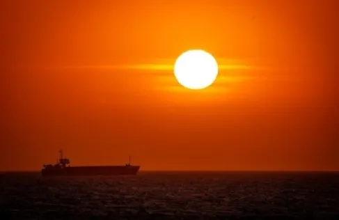 واشنطن تحذر السفن التجارية الأمريكية من خطر احتجازها بالقرب من إيران