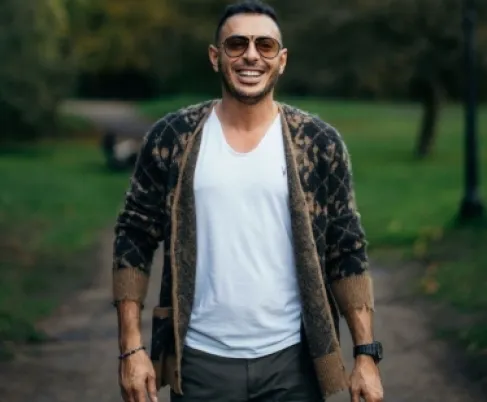 النَّصب باسم مصطفى شعبان ومخرج فيلمه يوضح الحقيقة