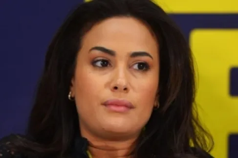 أشرف زكي يتدخل لحل أزمة هند صبري ومها نصار