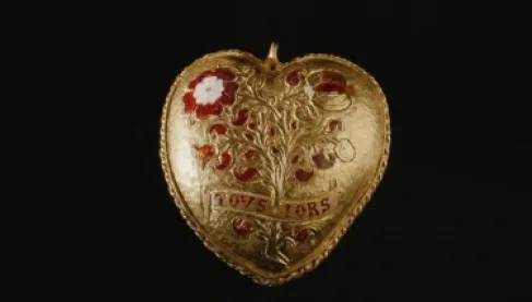 بعد 500 عام.. قلادة ذهبية تعيد قصة الملك هنري الثامن إلى الواجهة