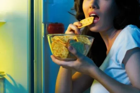 دراسة تحذر من (وجبات منتصف الليل).. هل تضر دماغك؟
