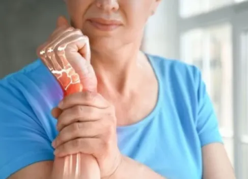 القاتل الصامت.. علامات خفية لهشاشة العظام لدى النساء