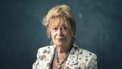 للمرة الأولى في تاريخها الفني.. منى واصف مطربة شارة مسلسلها 