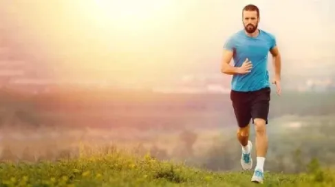 الرياضة على معدة فارغة.. حرق للدهون أم تدمير لمخازن الطاقة؟