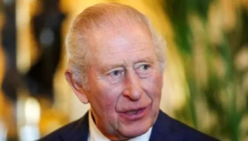 غياب تشارلز عن شعار الحكومة يشعل الغضب في بريطانيا