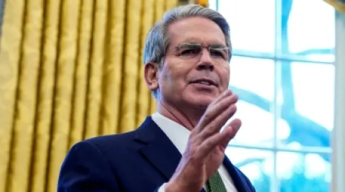 وزير الخزانة الأمريكي: نلاحق أرصدة القادة الإيرانيين