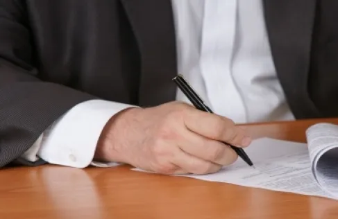 لماذا يختلف حجم اليد أو القدم بين جانبي الجسم؟ وما الحل؟