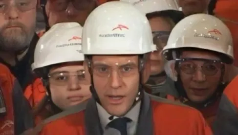 ماكرون يرتدي خوذة عامل صلب خلال زيارته لدانكيرك في رسالة دعم للصناعة