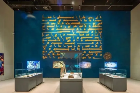 يعود للقرن الثالث الهجري.. غرض نسخة نادرة من (المصحف الأزرق) في متحف القرآن بمكة