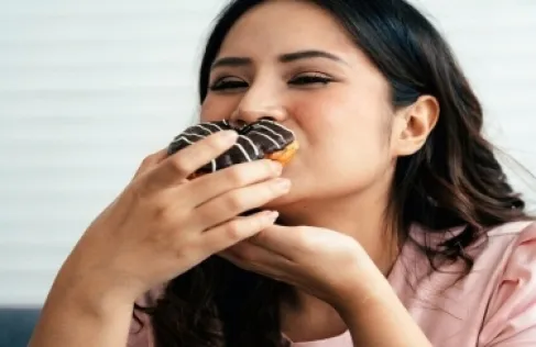 الأسباب الحقيقية وراء الرغبة بتناول الحلويات