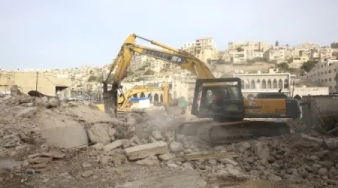 أمانة عمّان تنفذ أعمال هدم في شارع حيوي