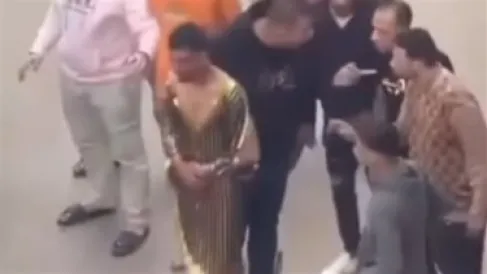 غضب عارم في مصر.. إجبار شاب على ارتداء (بدلة رقص نسائية) والأمن يكشف التفاصيل - فيديو