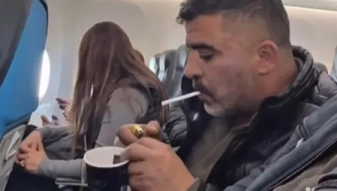 منع مؤثر تركي من السفر بعد تدخينه على متن طائرة بهدف جذب المتابعين