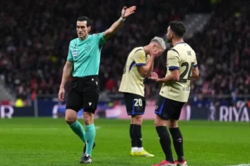 برشلونة يصعد ويتهم التحكيم الإسباني بـ (ازدواجية المعايير)