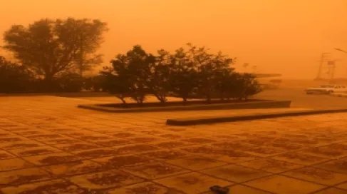 البيئة تحذر: هواء غير صحي بسبب الغبار والعاصفة مستمرة حتى صباح الأحد