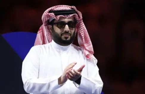 تركي آل الشيخ ينفي شائعة منحه إقامة ذهبية لشاب واقعة «فتاة الأتوبيس»