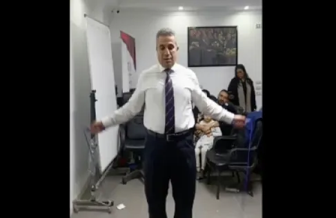 مصر.. المتحدث العسكري السابق يستعرض مهاراته في نط الحبل - فيديو