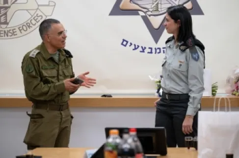 أفيخاي يسلم مهامه رسميًا للمقدم إيلا واوية بعد 20 عاما