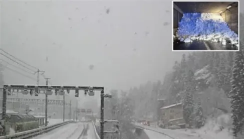 سويسرا: انهيار جليدي يتسبب في خروج قطار ركاب عن مساره - فيديو