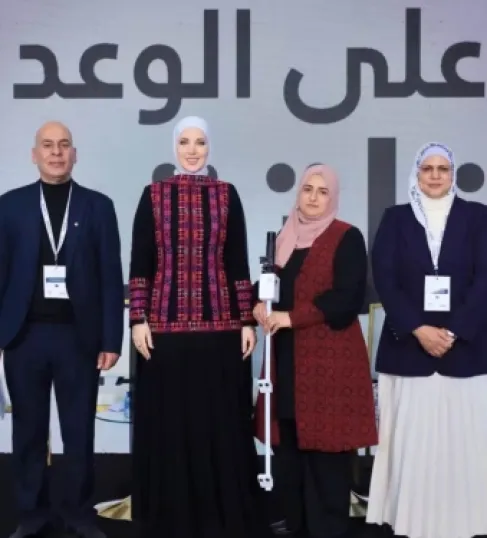 الطفيلة  .. معلمة تنجح في ابتكار عصا ذكية لذوي الإعاقة البصرية