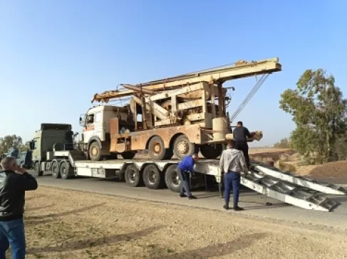 ضبط حفارة مخالفة واعتداءات على خطوط مياه في الأزرق ومعان