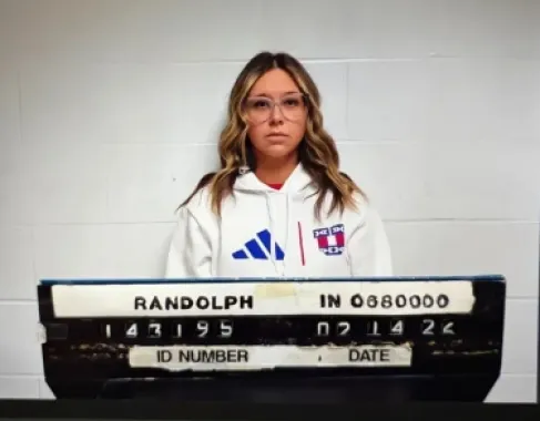 أميركا.. اتهام سكرتيرة مدرسة بعلاقة مع طالبين وزوجها يعتدي عليها