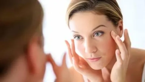 عند سن الأربعين: لماذا تزداد حدة التعب ثم تخف بعد الستين؟