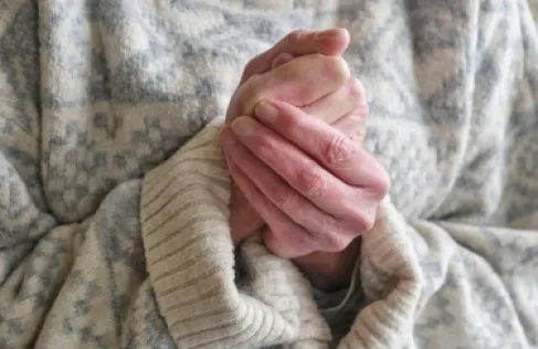 لماذا نشعر بالبرد في عظامنا؟.. العلم يفسر السبب