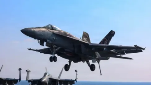 طائرات إف-18 تهبط على حاملة لينكولن وسط بحر العرب