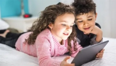 350 ألف طفل يعانون من استخدام مرضي لمواقع التواصل