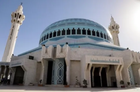 ولي العهد يؤدي صلاة الجمعة في مسجد الملك المؤسس