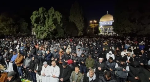 100 ألف مصل يؤدون صلاتي العشاء والتراويح في رحاب المسجد الأقصى