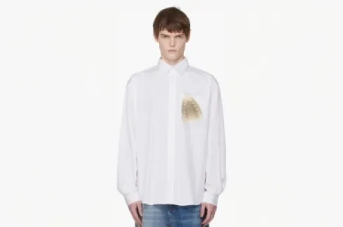 قميص محترق بـ1139 دولارا.. هل تفقد الموضة عقلها؟