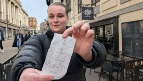 بسبب كوب قهوة بـ10 جنيهات.. خطأ تقني يحوّل بريطانية إلى أغنى شخص في التاريخ